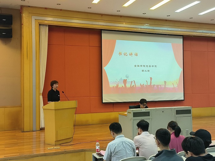 胡小珊书记中景.jpg