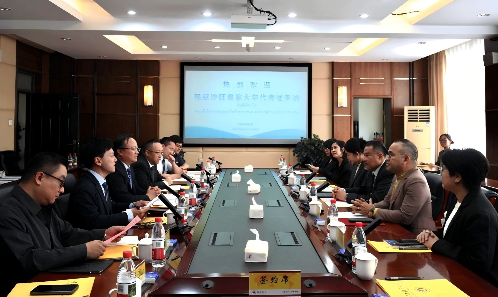 泰国那空沙旺皇家大学代表团到访beat365英国官方网站 签署合作文件深化多领域务实合作